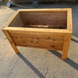 Cedar Raised Garden Plantee