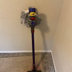 DYSON V8 VACUUM CLEANER