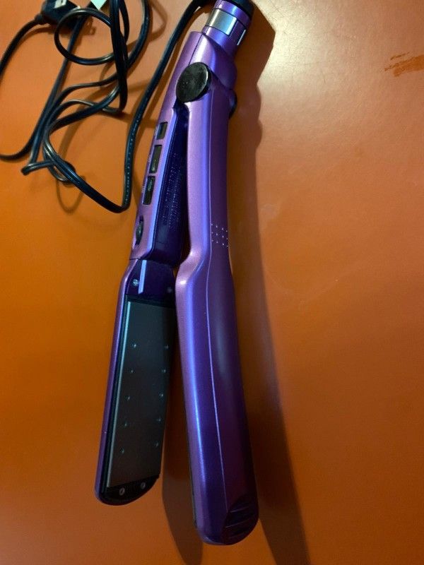 LIKE NEW ConAir Flat Iron