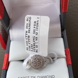 1/10 Ct Tw Diamond and sterling silver ring