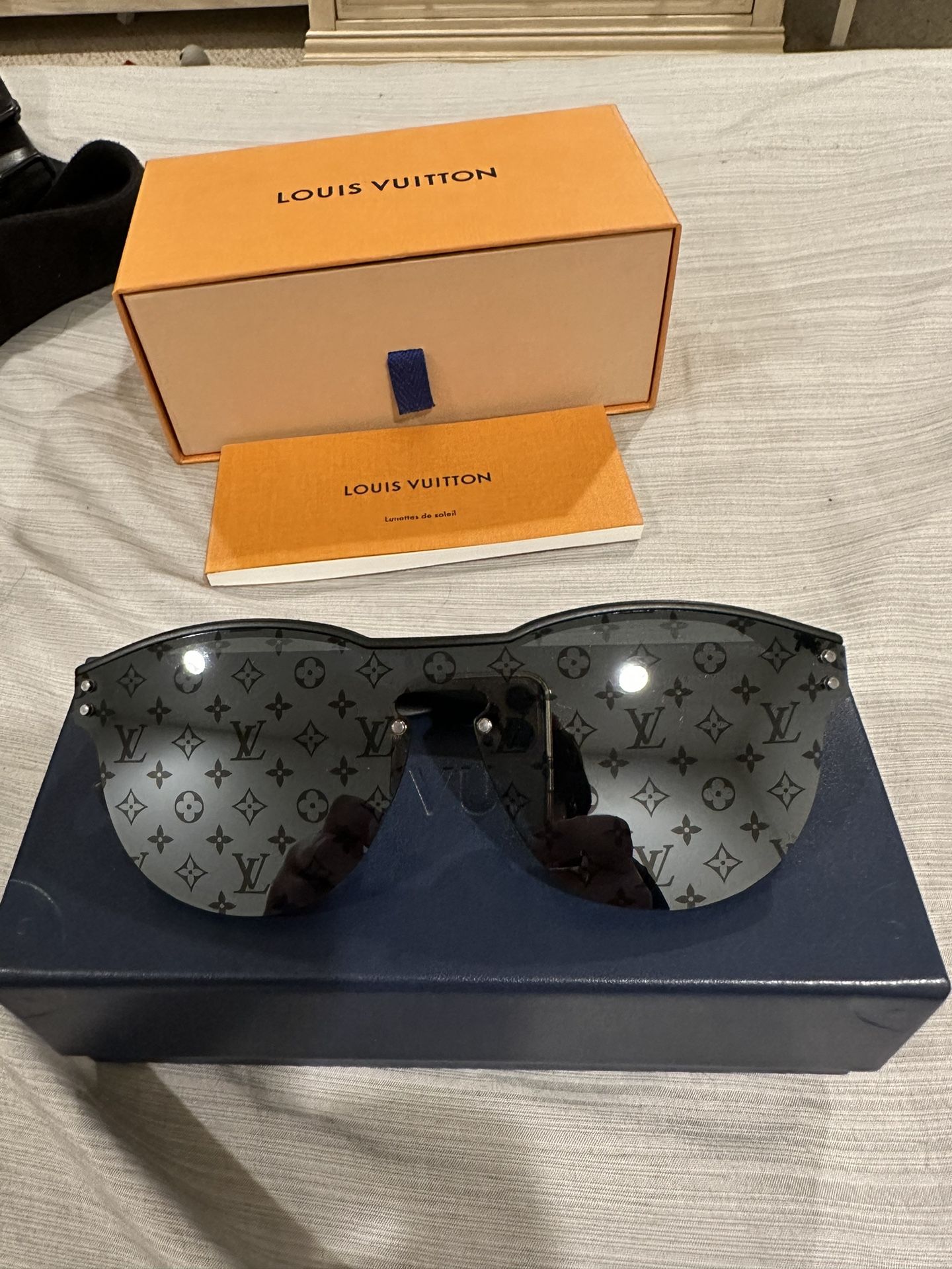 Louis Vuitton Sunglasses LV Waimea Round for Sale in Biscayne Park