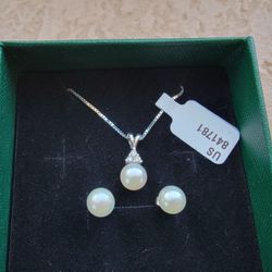 White peart earrings and necklace set in white gold