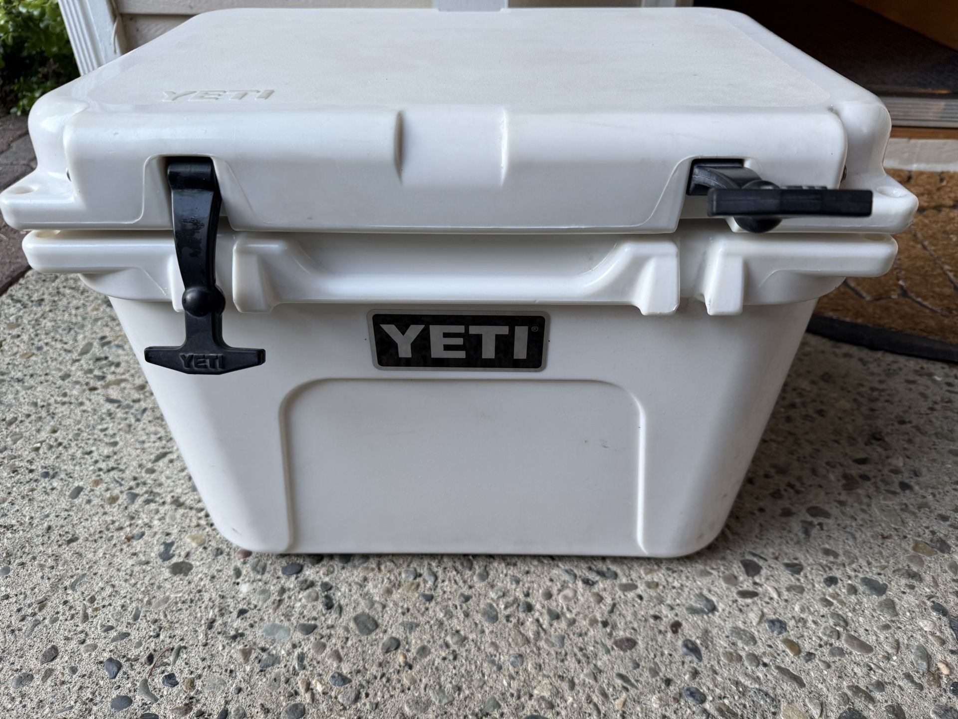 Classic (old School) Style YETI Roadie 20 Cooler
