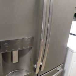 GE REFRIGERATOR WORKS GREAT CAN DELIVER VACAVILLE FAIRFIELD OR ANYWHERE FOR A FEE 