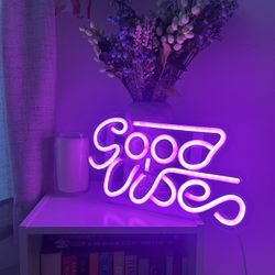 Neon Sign “Good Vibes”