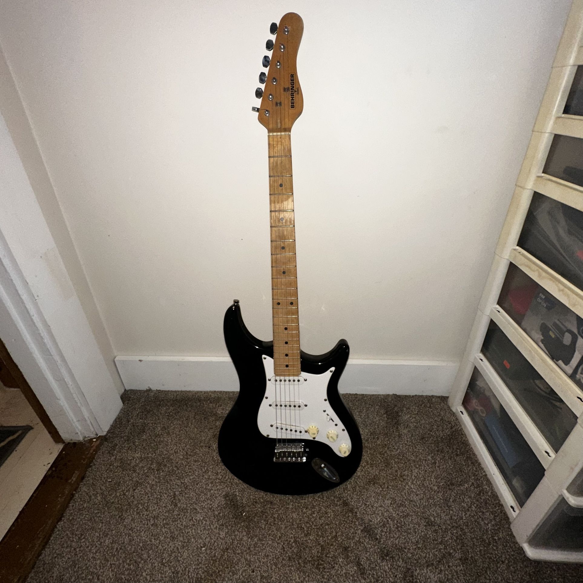 Electric Guitar BEHRINGER Black