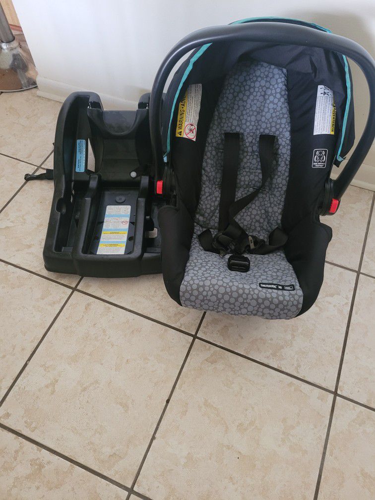 Graco Baby/Infant Car Seat And Base