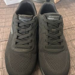 Women’s Skechers Comfort Fit Original. Size 9 Color Black, Worn Twice. In Pristine Condition