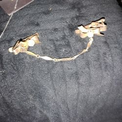 Golden bows Shawl clip