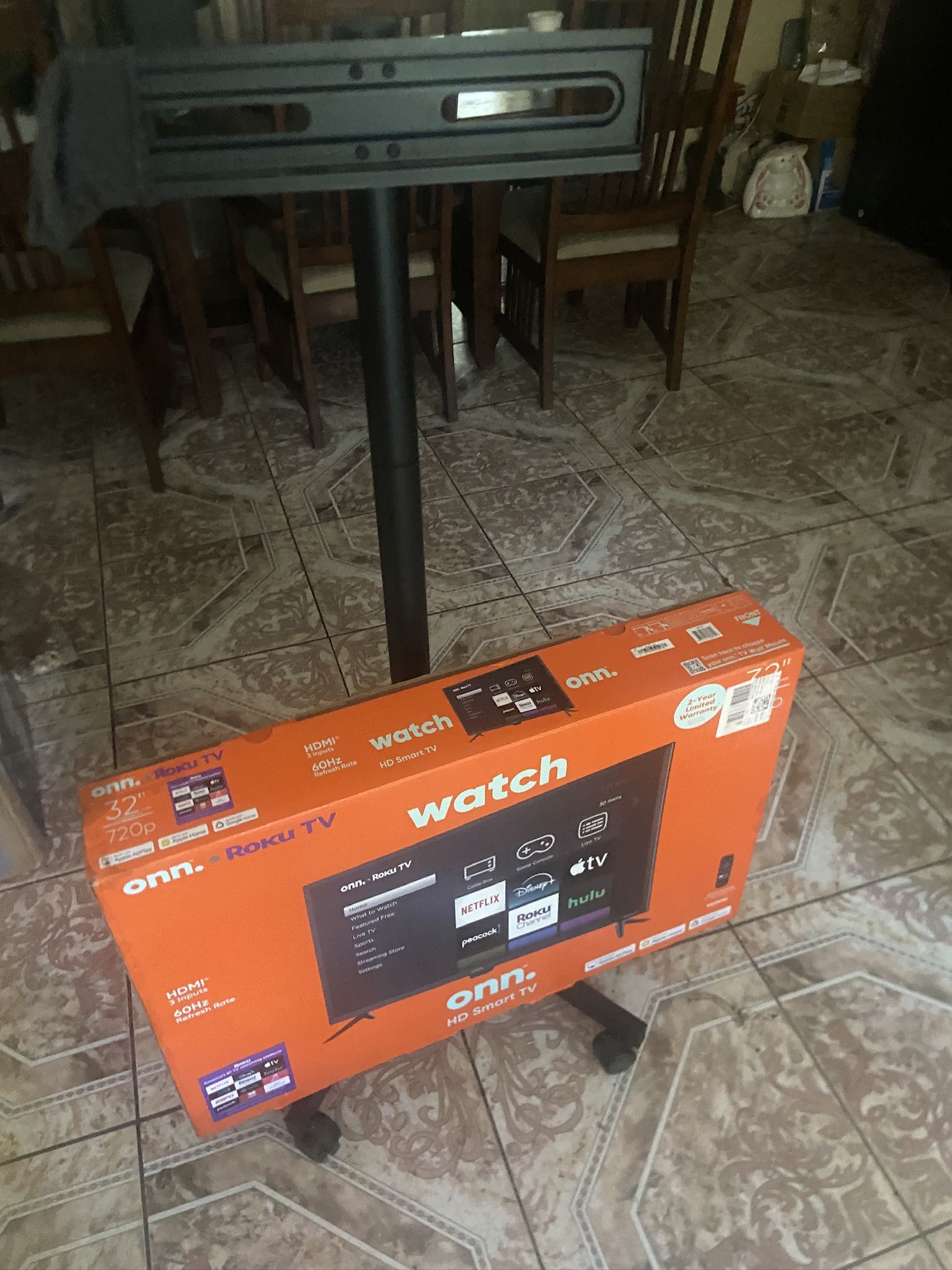 32 inch Roku smart TV/TV stand