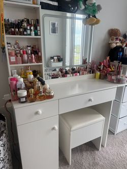 Vanity desk with three light modes