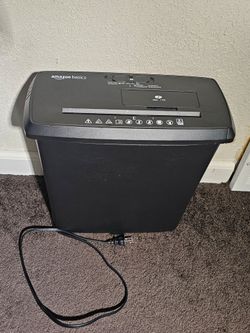 Amazon Basics 8-Sheet Paper and CD Shredder