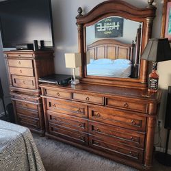 6pc King Size Solid Wood Bedroom Set. Matress And Box Spring Included.