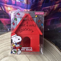 Peanuts Wet N Wild Snoopy Dog House Makeup Sponge Case Limited Edition -new  Thumbnail