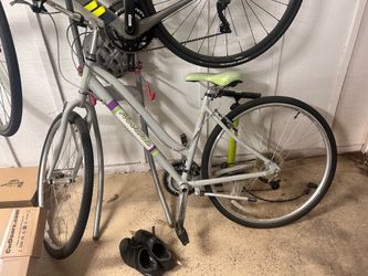 Novata Mía Hybrid Bike
