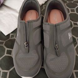 Lady's Easy Spirit E360 Size 8 35 Dollars 