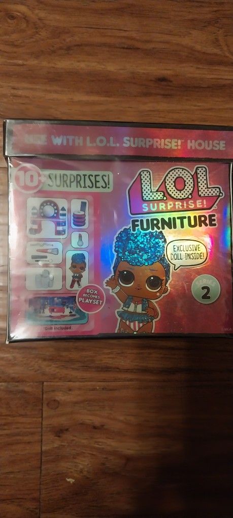L.O.L. Surprise! Furniture Backstage with Independent Queen & 10+ Surprises set.