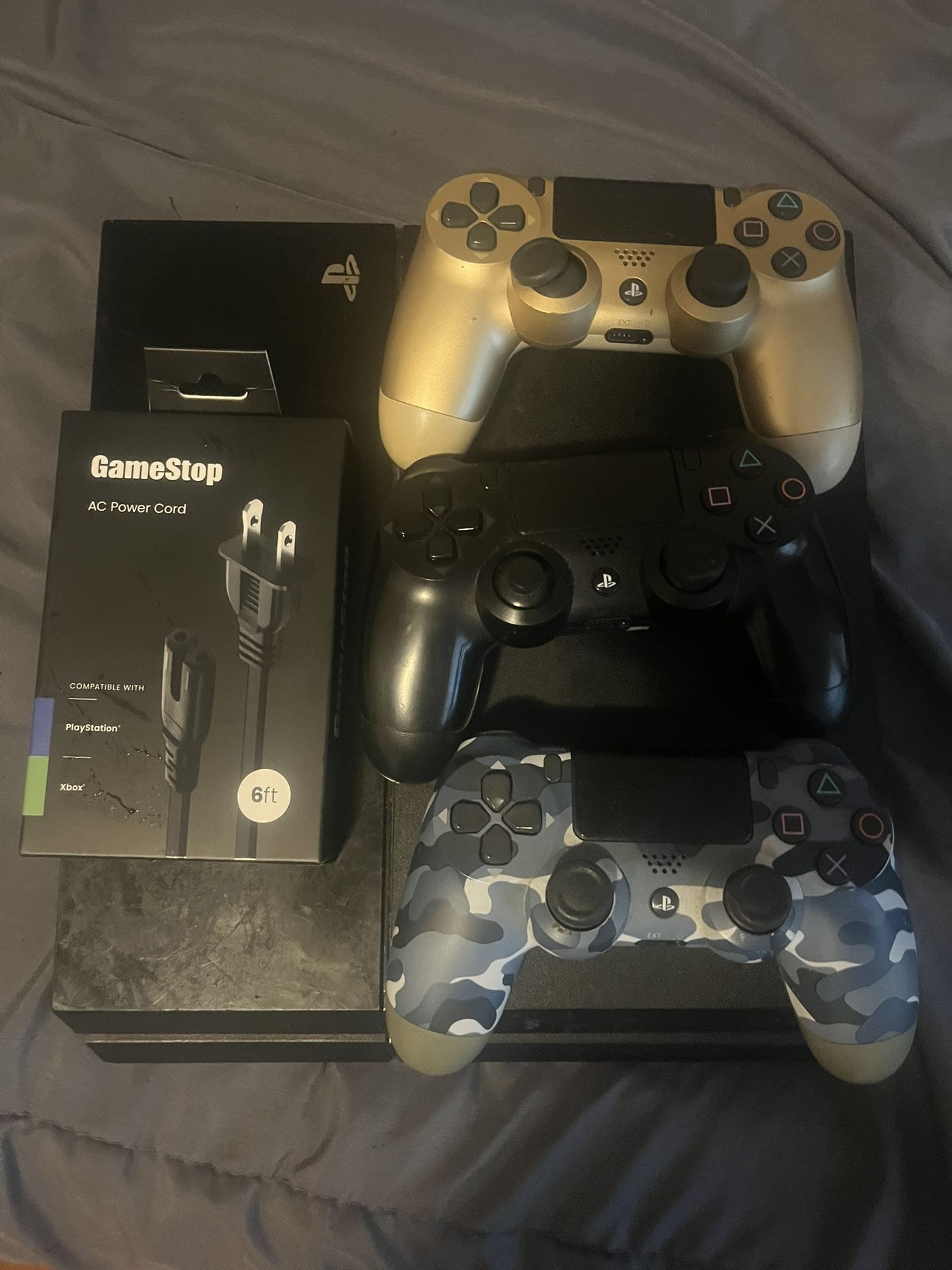 PS4 Including 3 Controllers