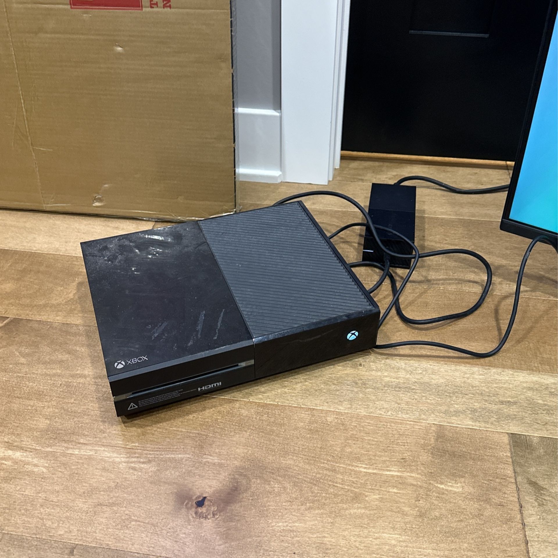 Xbox One (doesn’t Come With The Monitor Or Any Accounts)