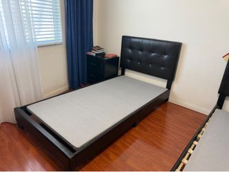 Two twin beds with matrasses