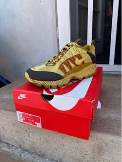 Nike Air Humara QS