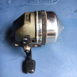 Zebco 20/10 Fishing Reel, For Parts or Repair, Broken Foot Section, Works  for Sale in Centerville, OH - OfferUp