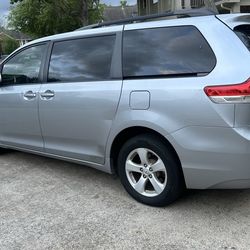 Toyota Sienna 2012 LE