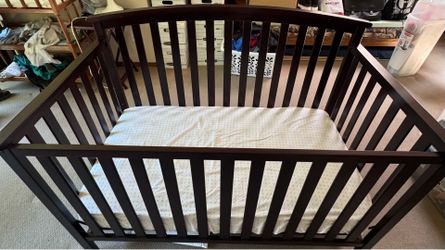 Graco crib and junior bed & changing table