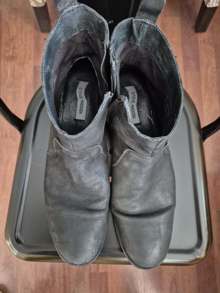STEVE MADDEN LEATHER MENS ANKLE BOOTS. WORN LOOKING STYLE BOOTS. SIZE 11. Send Me A Reasonable Offer.
