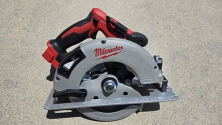 MILWAUKEE M18 18V Lithium-Ion Brushless Cordless 7-1/4 in. Circular Saw (Tool-Only)