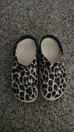 Crocs leopard size 8 women