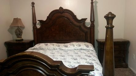 Beautiful 3-Piece King Bedroom Set / Hermoso Juego de Cuarto King