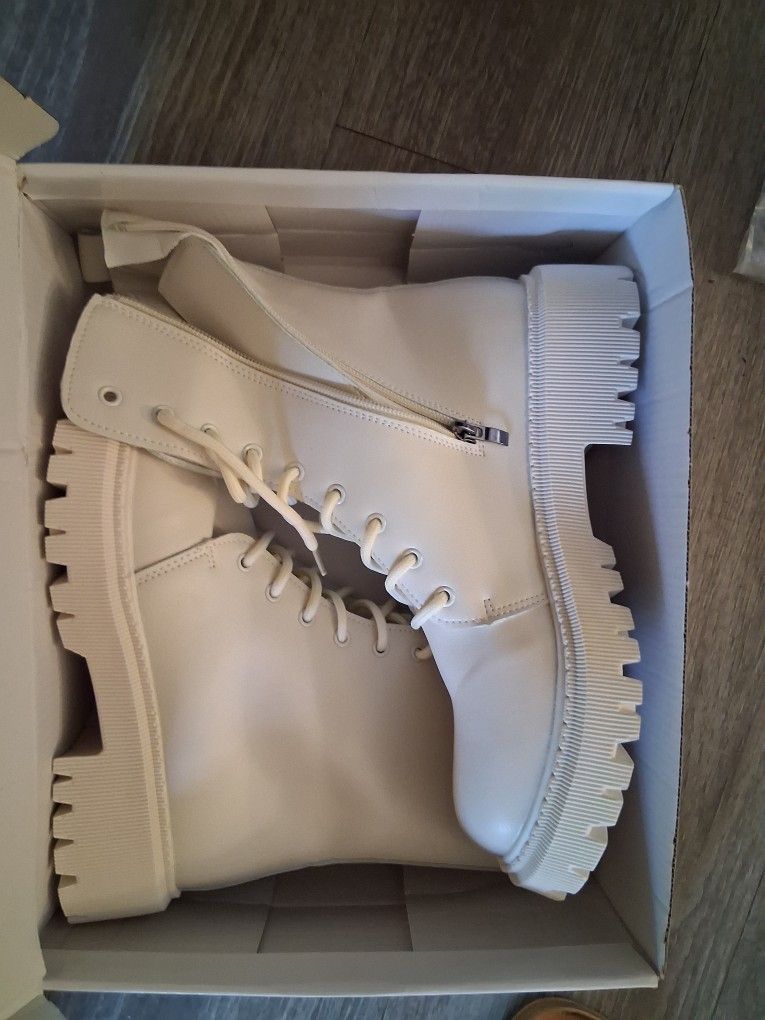 NEW !! Woman Water Boots SIZE 9