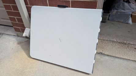 Folding table with handle