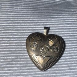 Vintage Estate 14K GF PPC  Etched Heart Locket with inside Floating Hearts