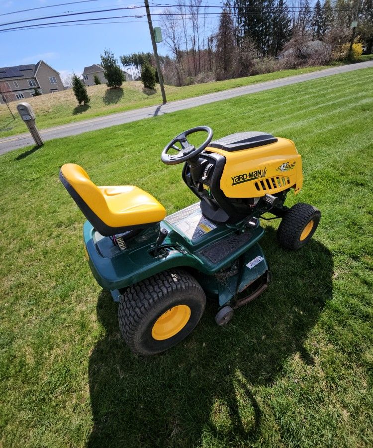 Riding Mower 42 Blade Hydrostat.   Runs Great.