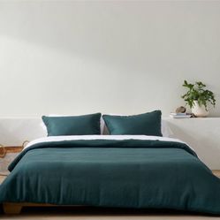•	Heavyweight comforter and pillow sham set comes with 1 comforter and 2 shams •	Draped linen blended with rayon for an invitingly soft feel •	100% co