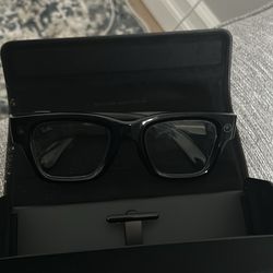 Ray-Ban Meta Smart Glasses – Wayfarer Style with Integrated Camera & Audio