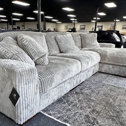 Lindyn Sectional. 🚚WE DELIVER🚚