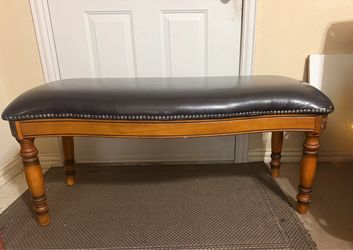 Banco clásico de madera con asiento acolchado