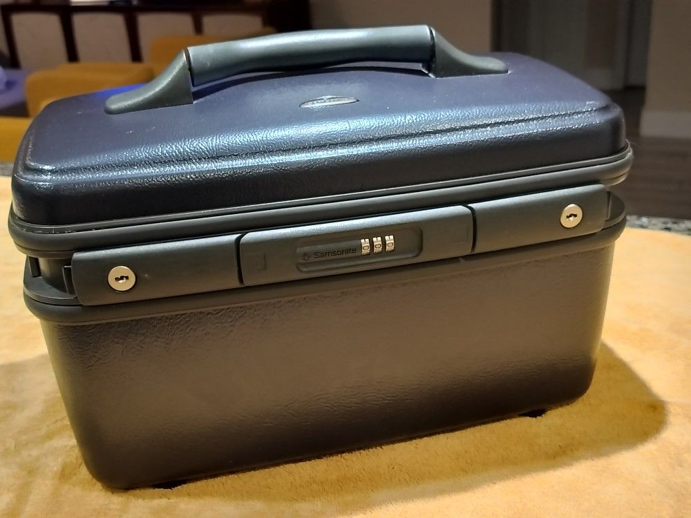 Vintage Mid Century Royal Blue Samsonite Train Case,  Era 1960.  See Details