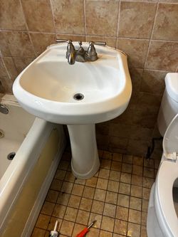 Pedestal sink w faucet
