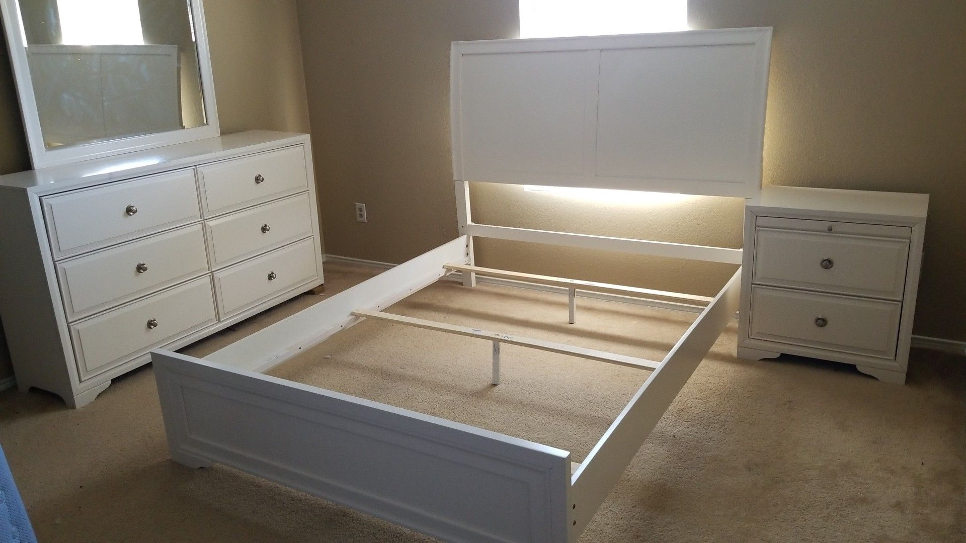 Rooms to Go white Belcourt queen bedroom suite