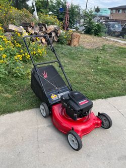 PUSH MOWER YARD MACHINES RUNS GREAT AND LOOKS GREAT AND NEW EDGE IN THE BLADE