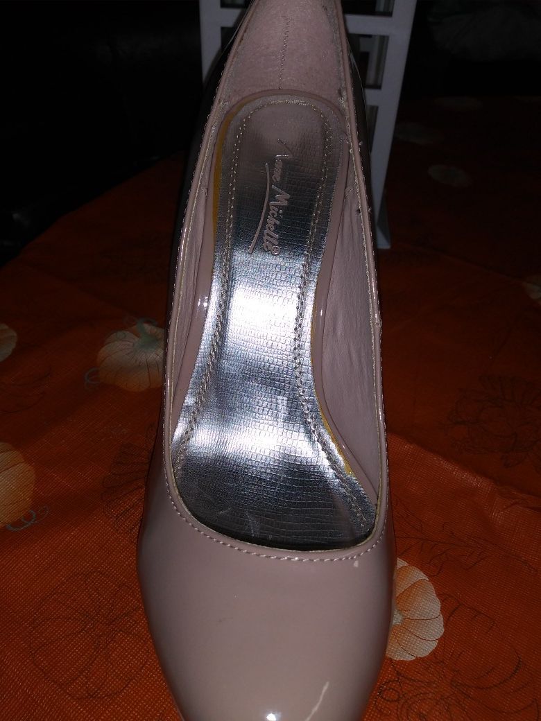 8 1/2 heels $7
