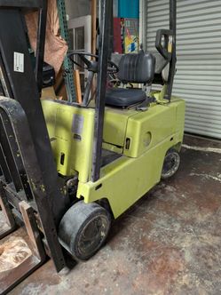 1988 clark 4000 lb forklift (for parts)runs but needs lots of work