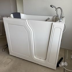Walk-in Tub with Syllent Ultra-Quiet Pump