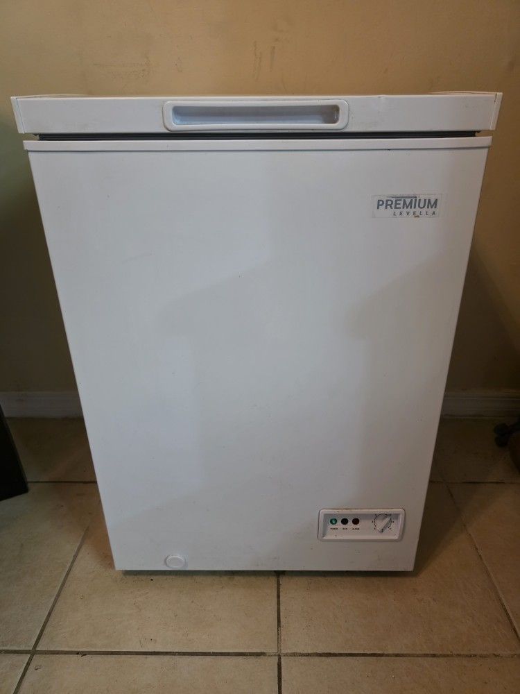 Premium Levella 5.0 cu. ft Chest Freezer
