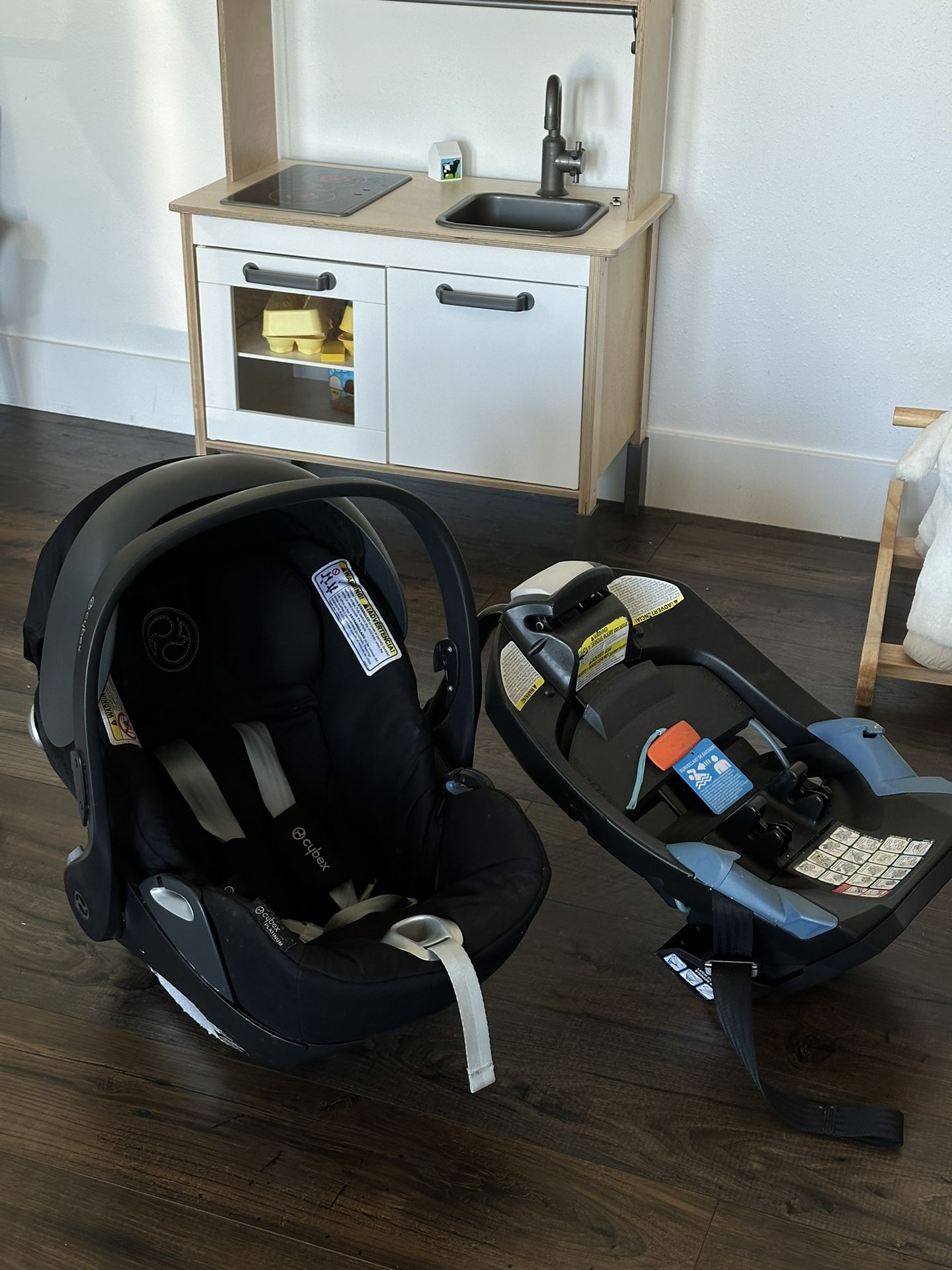 Cybex Cloud Q Infant Car Seat with SensorSafe and a base for installation in the car.