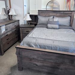 Full-size bedroom set. Includes dresser with mirror, nightstand and bedframe all in good condition. Hablo español y hago entrego